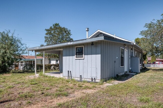 Building Photo - 905 E 3rd St