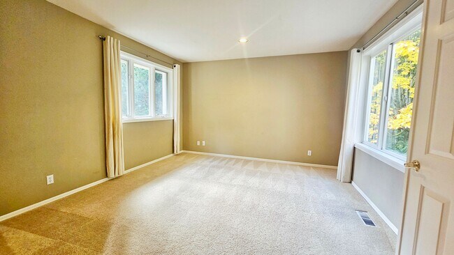 Building Photo - Beautiful 4 Bed 2.5 Bath  3190 sq ft Home in Lakemont, Bellevue