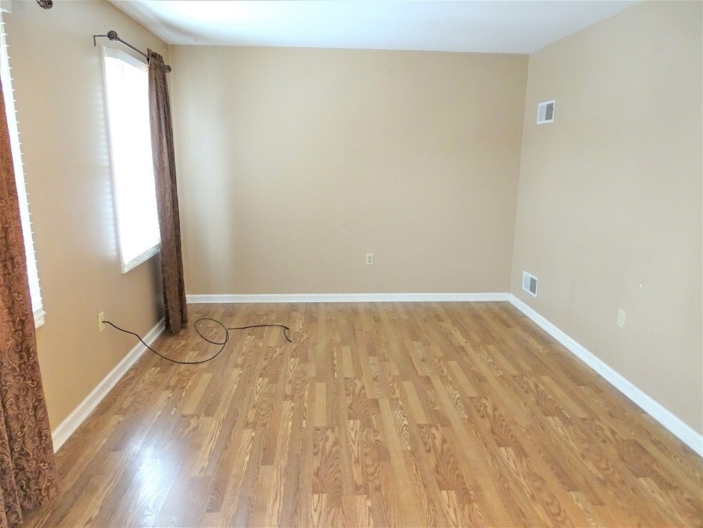 Building Photo - 137 Village Ct