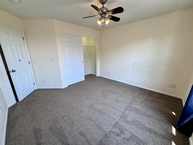 Building Photo - 7031 S Oak Hill Cir