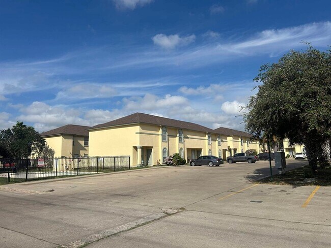 Building Photo - 1000 Ranchway Dr