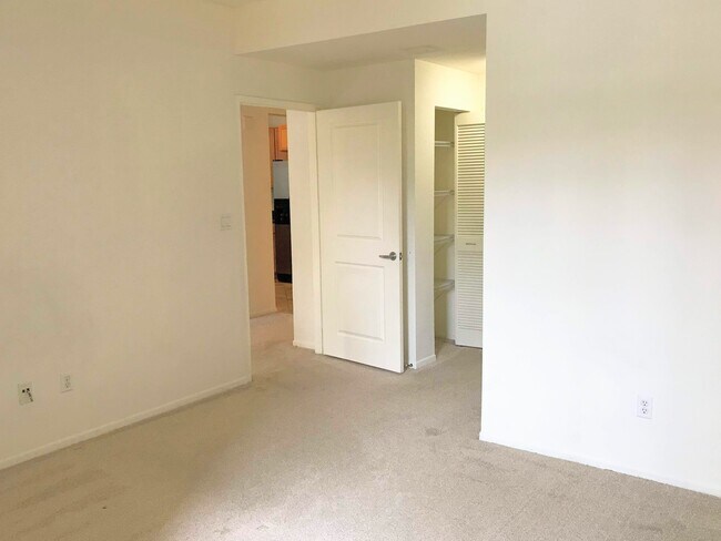 Building Photo - 6400 Crescent Prk E
