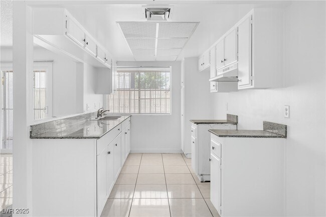 Building Photo - 1405 E Vegas Valley Dr