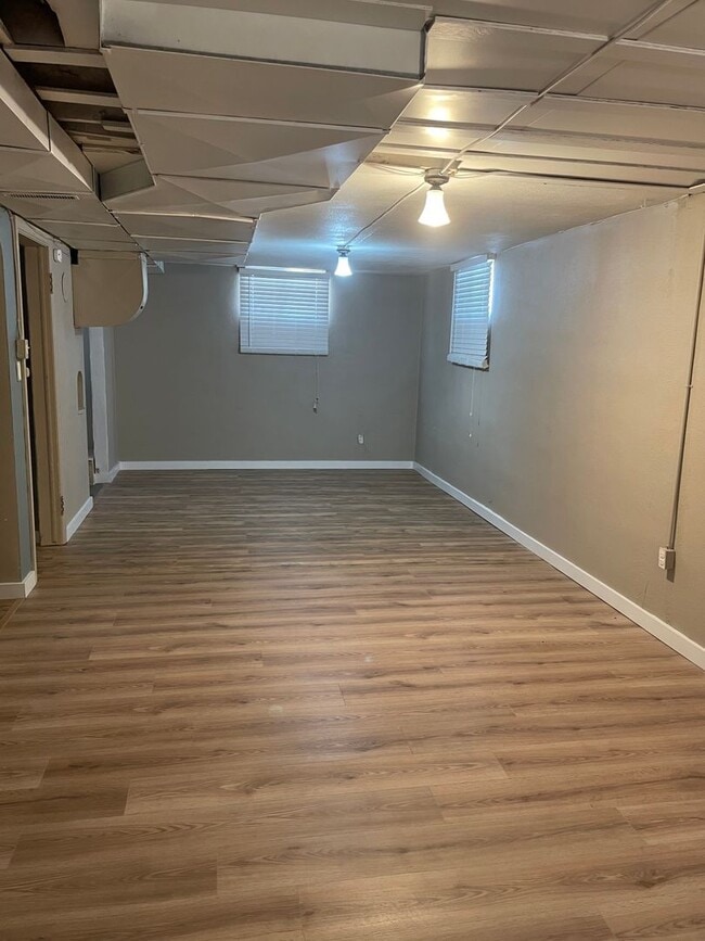 Building Photo - Large Single Family Residence for Rent!