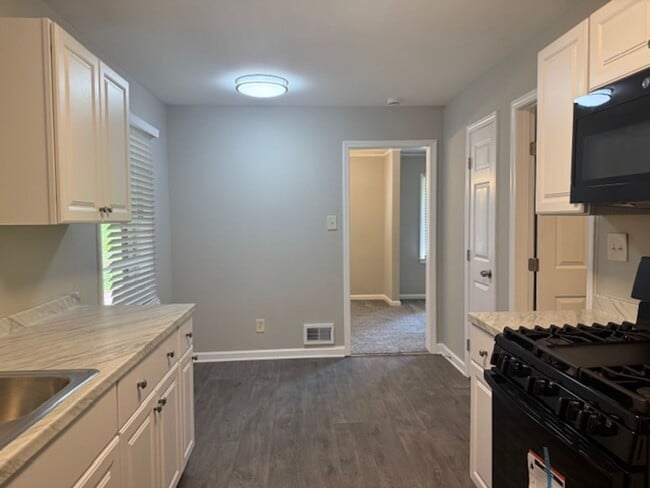 Building Photo - Newly Renovated 3 Bedroom / 1 Bath Ranch w...