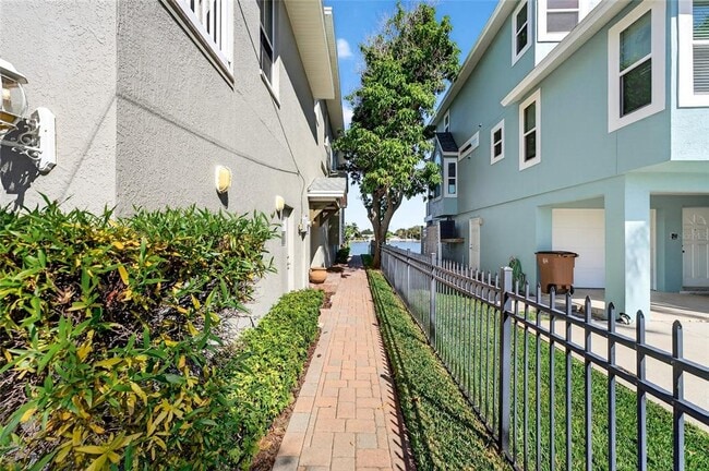 Building Photo - 2509 Bay Blvd