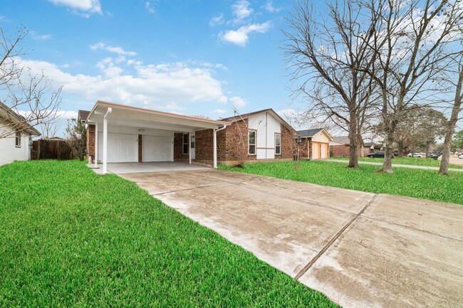 Building Photo - Beautiful and Spacious 4 Bedroom Home