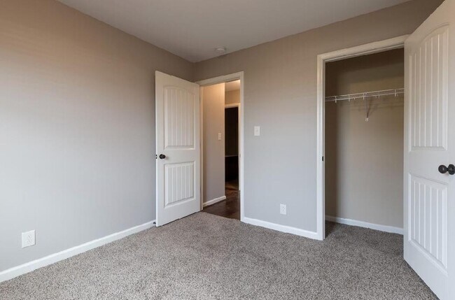 Building Photo - 3 Bedroom Dog Friendly Home For Rent!