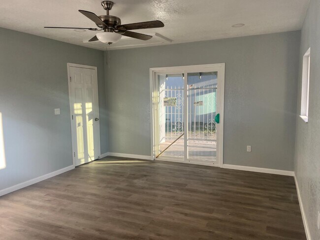 Building Photo - 392 N Ferger Ave