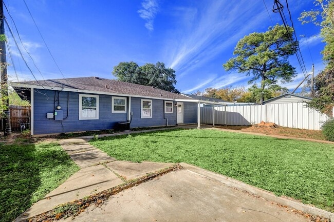 Building Photo - 2534 Roy Cir