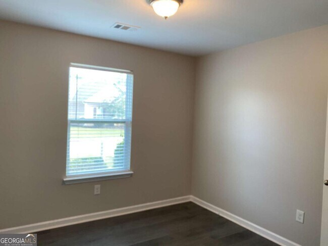 Building Photo - 701 Walnut Woods Dr