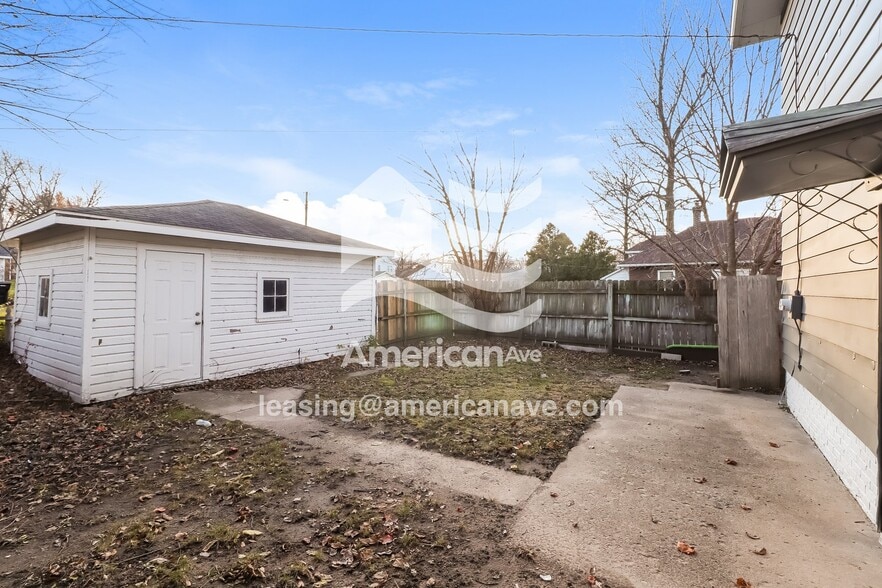 Building Photo - 1002 E Victoria St