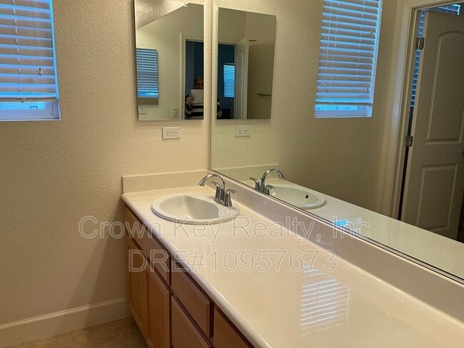 Building Photo - 546 W Campania Way