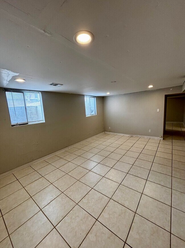 Building Photo - Super Spacious & Updated 1-Bed, 1-Bath Apa...