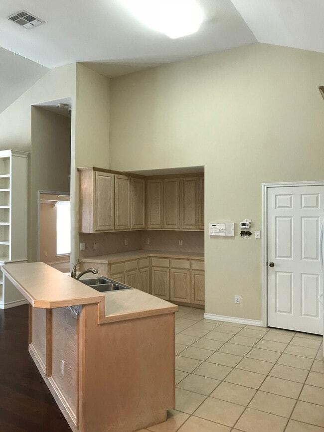 Building Photo - 5642 Lipes Blvd