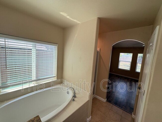 Building Photo - 3316 W Wren Ave