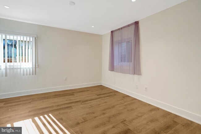 Building Photo - 6120 Beachway Dr