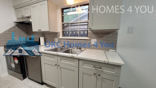 Building Photo - Updated 3 bed in Yukon
