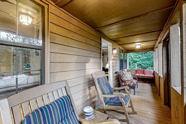 Building Photo - 247 Lakeview Ln