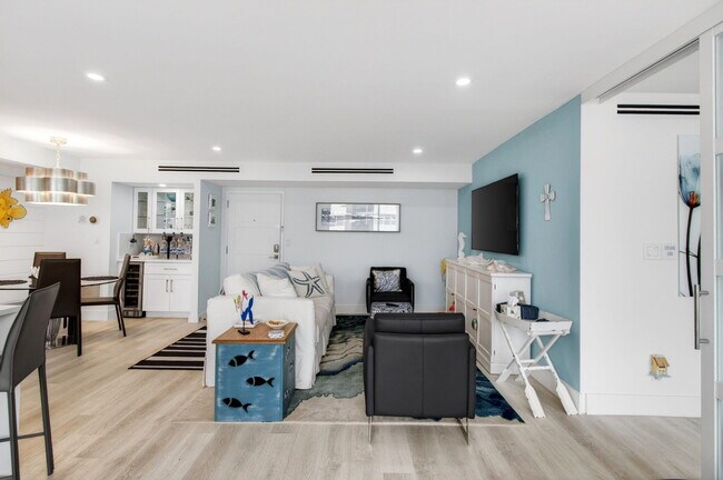 Building Photo - 1236 Hillsboro Mile