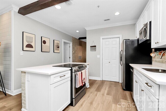 Building Photo - 105 S Summit Ave