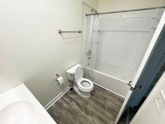 Building Photo - 235 King St