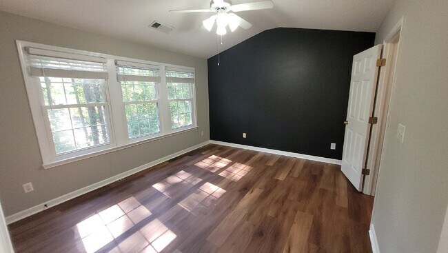 Building Photo - Bright 2-Bedroom Townhome Near Avalon & Downtown Alpharetta