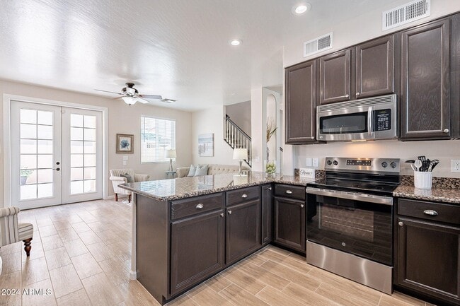 Building Photo - 445 W Mountain Sage Dr