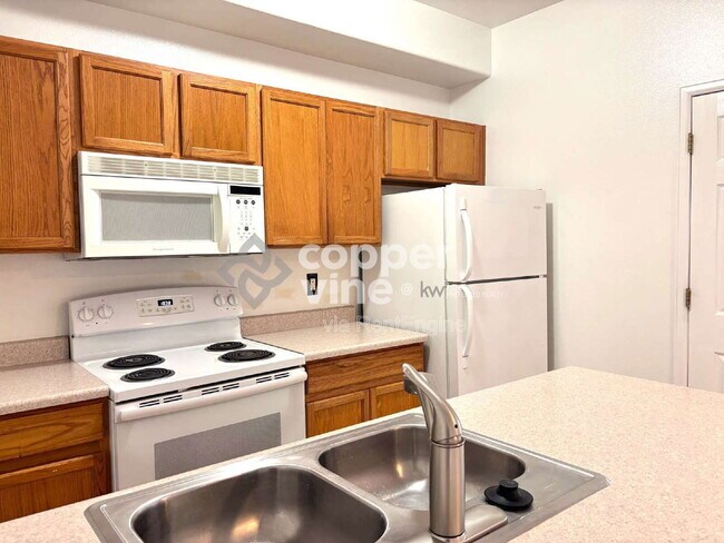 Building Photo - 1740 W 53rd Dr