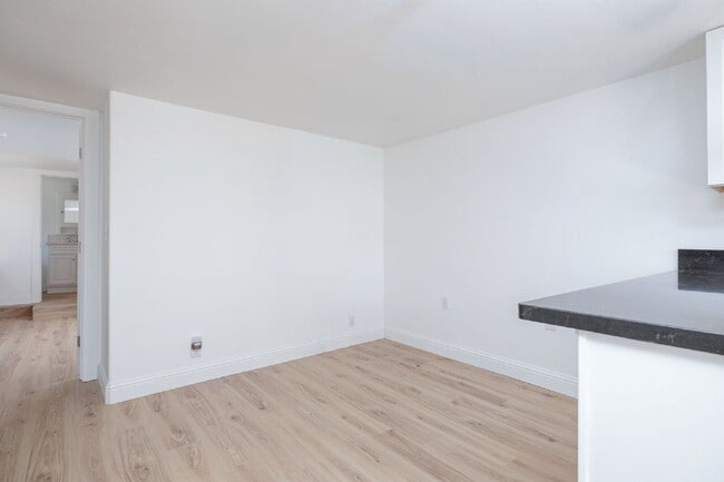Building Photo - "Delightful 1-Bedroom Apartment in Historic Home!"