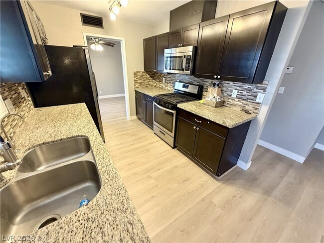 Building Photo - 6990 Paddington Way