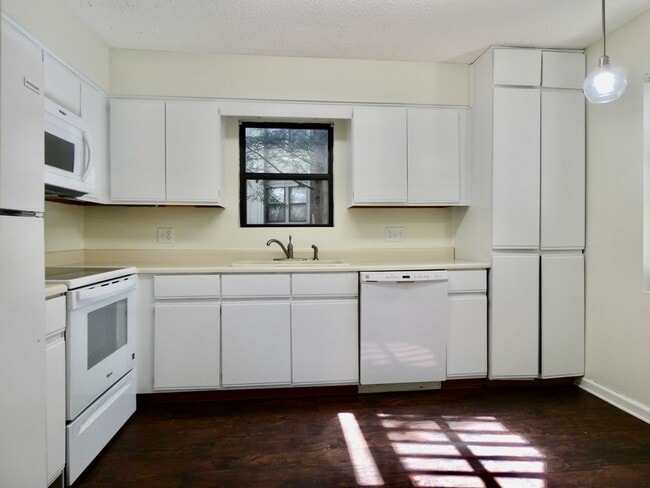 Building Photo - East Asheville Condo in The Cloisters