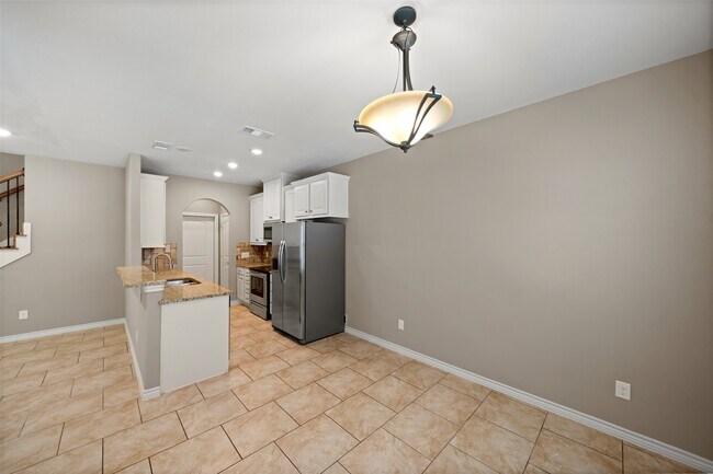 Building Photo - 1413 E April Villa