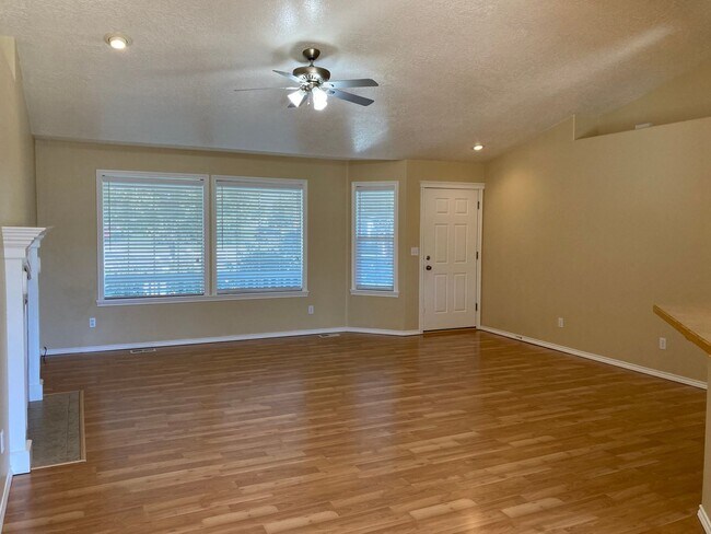 Building Photo - 928 N Middlemist Pl - Awesome Backyard, Go...