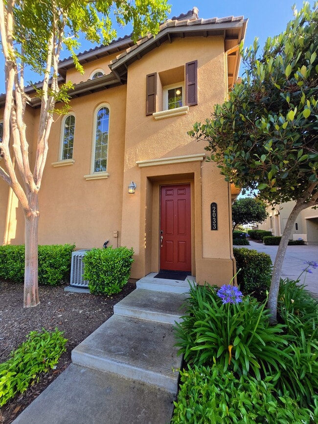 Primary Photo - 2033 Silverado St