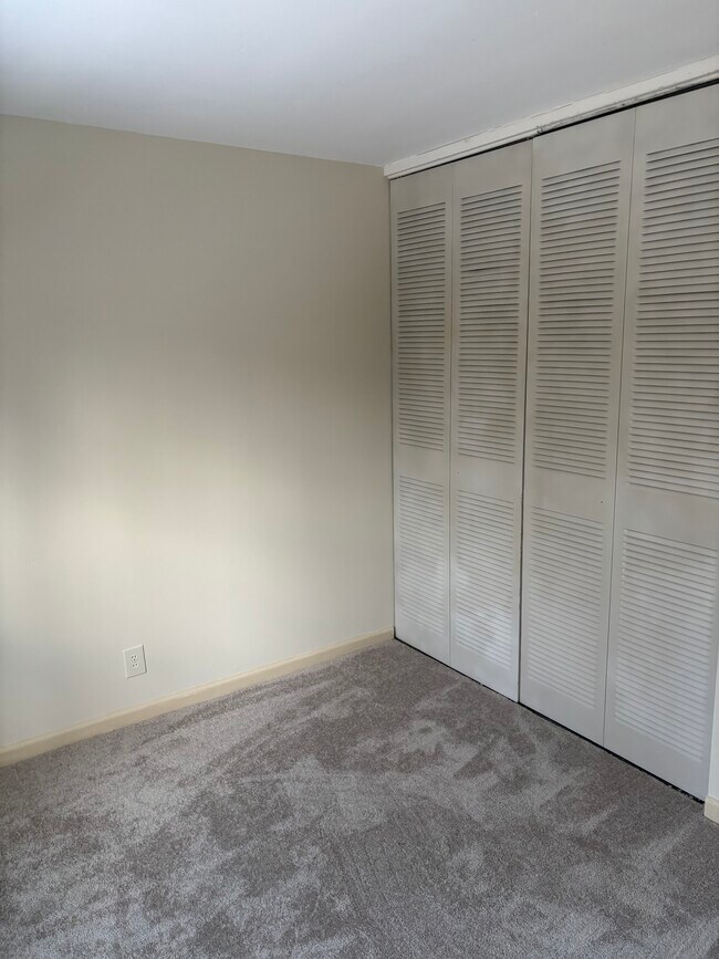 Guest Bedroom Closet - 2527 Hydraulic Rd