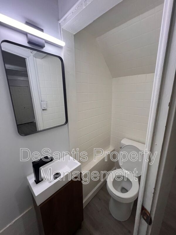 Building Photo - 1104 Brabec St