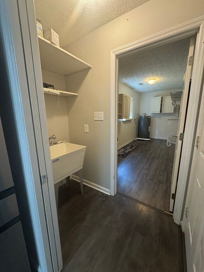 Building Photo - 4 bedroom 3 Bath Home