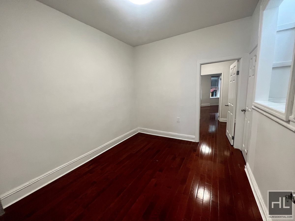 Building Photo - 3BR 1BA 1100sft Floor Through