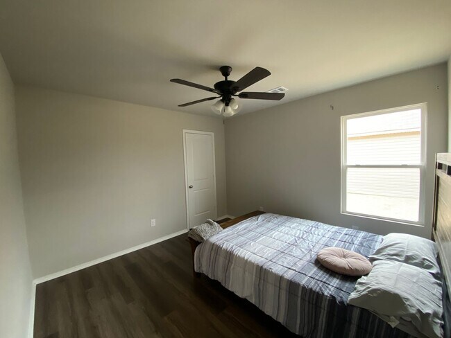 Building Photo - 5412 Mariposa Grv Dr