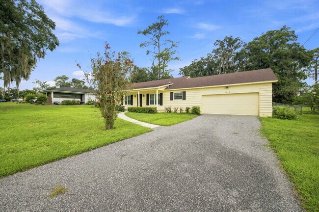 Building Photo - ???? Spacious 3-Bedroom Rental on .39 Acres in Desirable SE Ocala!