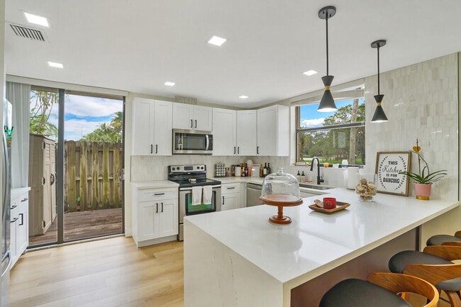 Building Photo - 5804 Fox Hollow Dr
