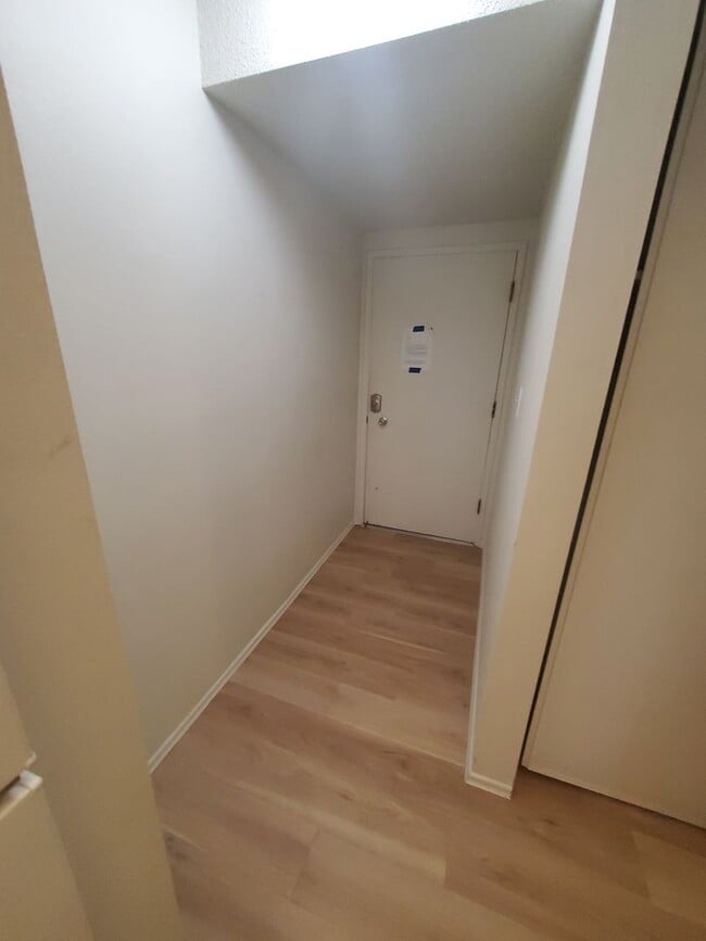 Building Photo - Spacious 1 bed/1bath.  Heat included in rent!  Off Street parking included.