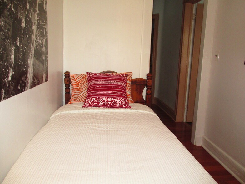 bedroom 3 twin size bed - 855 Pavonia Ave