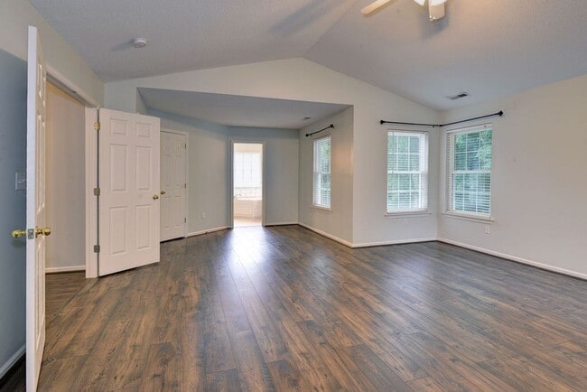 Building Photo - Spacious Home on Wooded Lot!