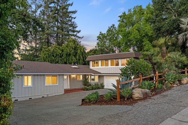 Building Photo - Spacious Menlo Park Retreat with 6 Bedroom...