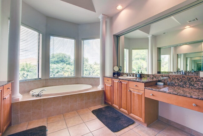 Building Photo - 3424 Collonade Dr