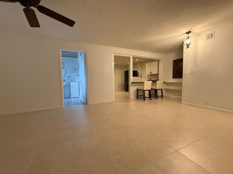 Building Photo - 656 Manor Dr