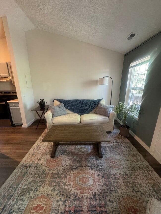 Building Photo - 2 bedroom Condo close to UCCS