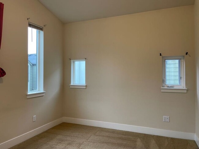 Building Photo - Light and Bright Greenwood Townhouse